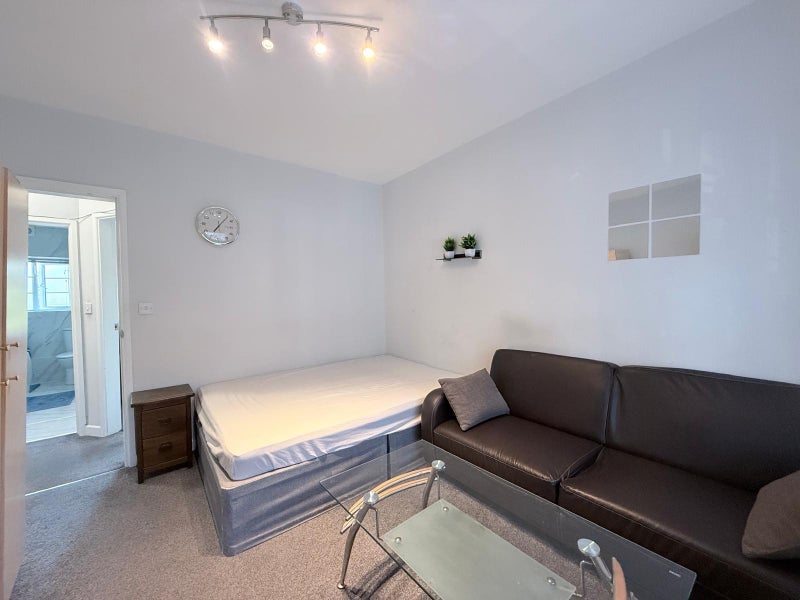 Room Rosebank Way in Greater London
