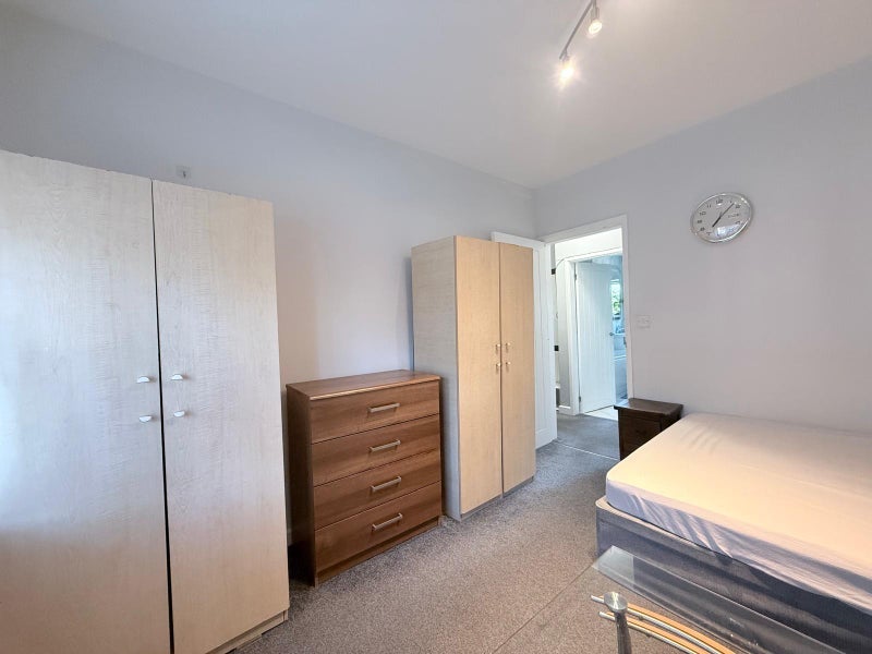 Room Rosebank Way in Greater London