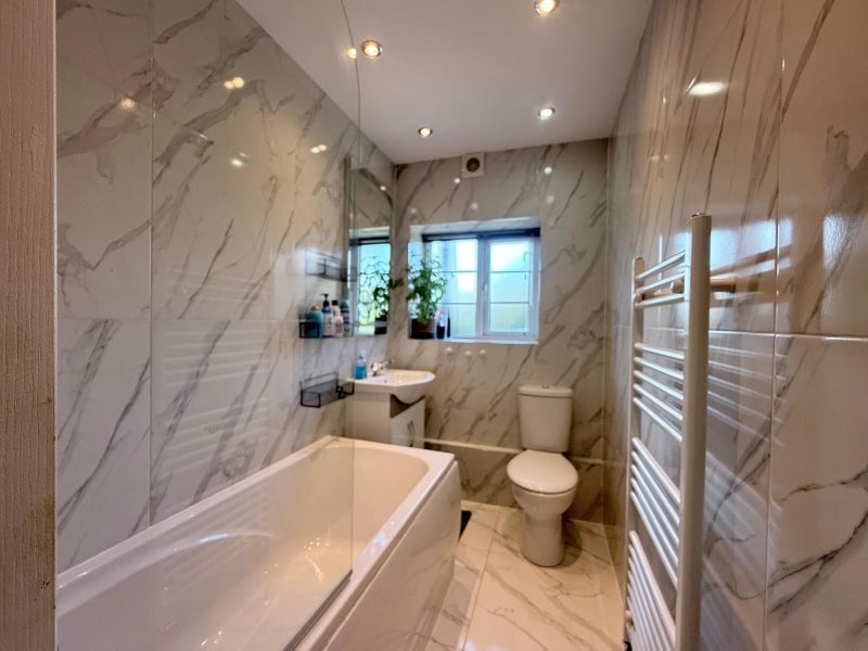 Room Rosebank Way in Greater London