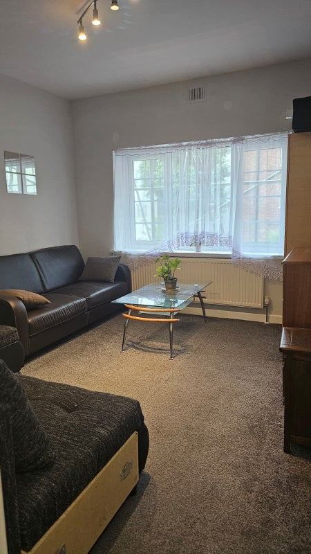 Room Rosebank Way in Greater London