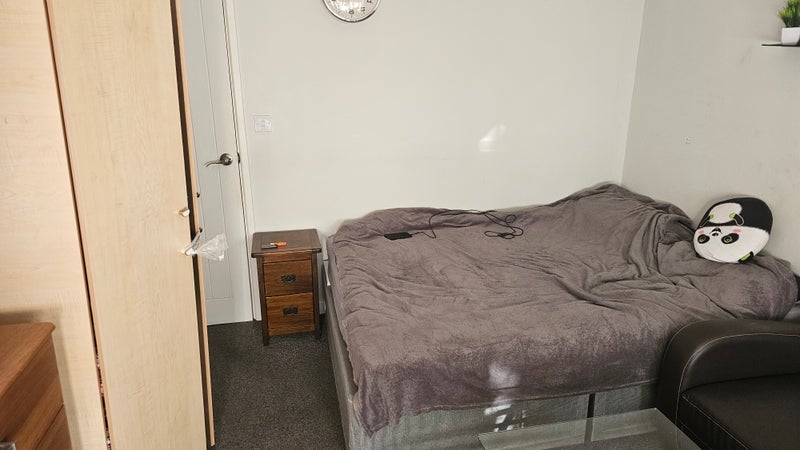 Room Rosebank Way in Greater London