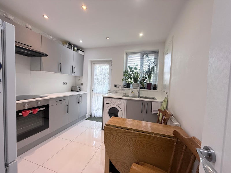 Room Rosebank Way in Greater London