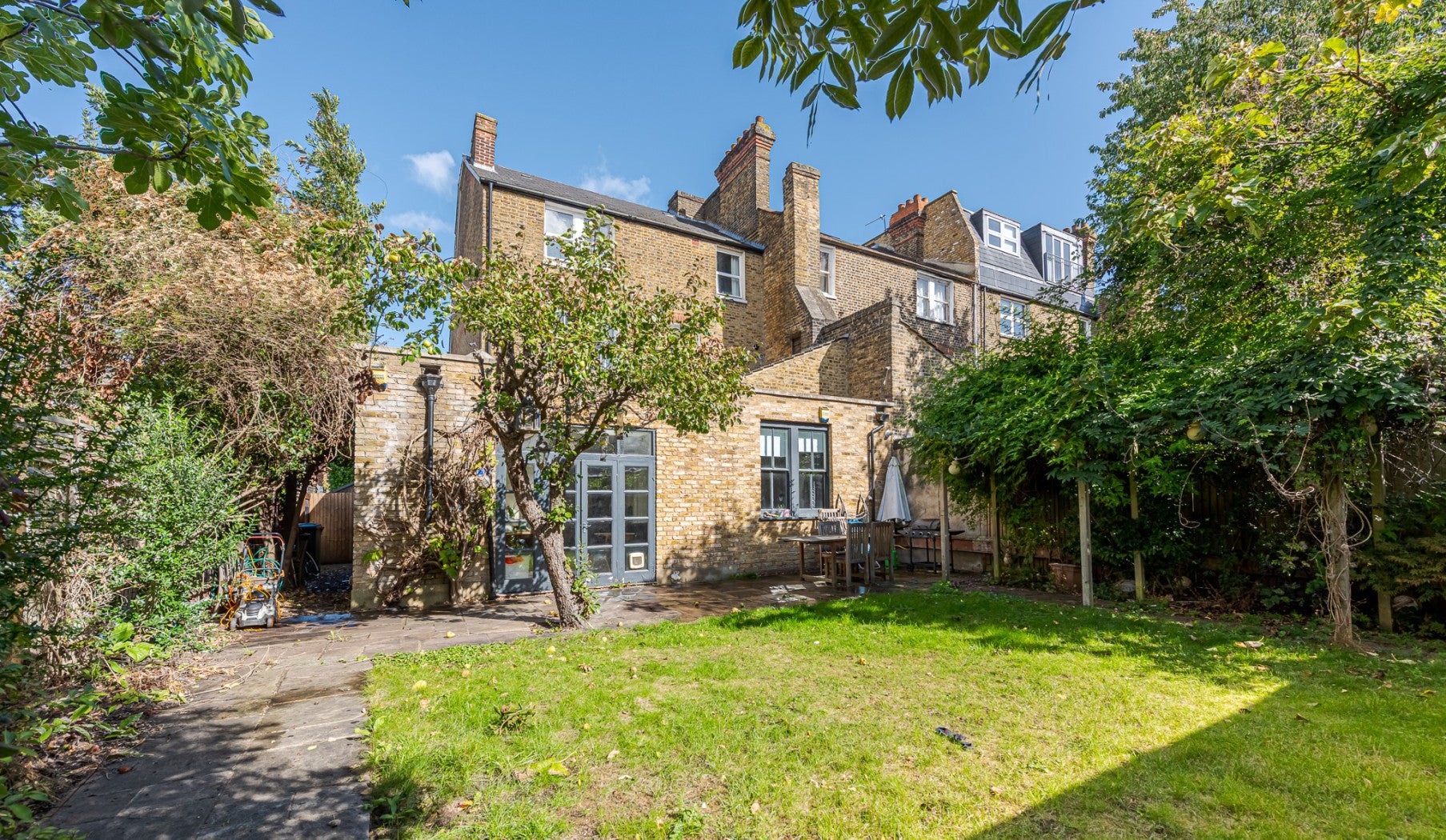 Flat Nimrod Road in Greater London