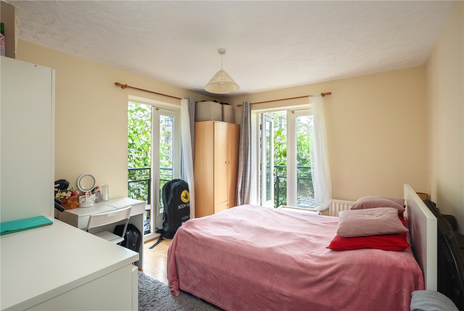 Flat Gatcombe Road in Greater London