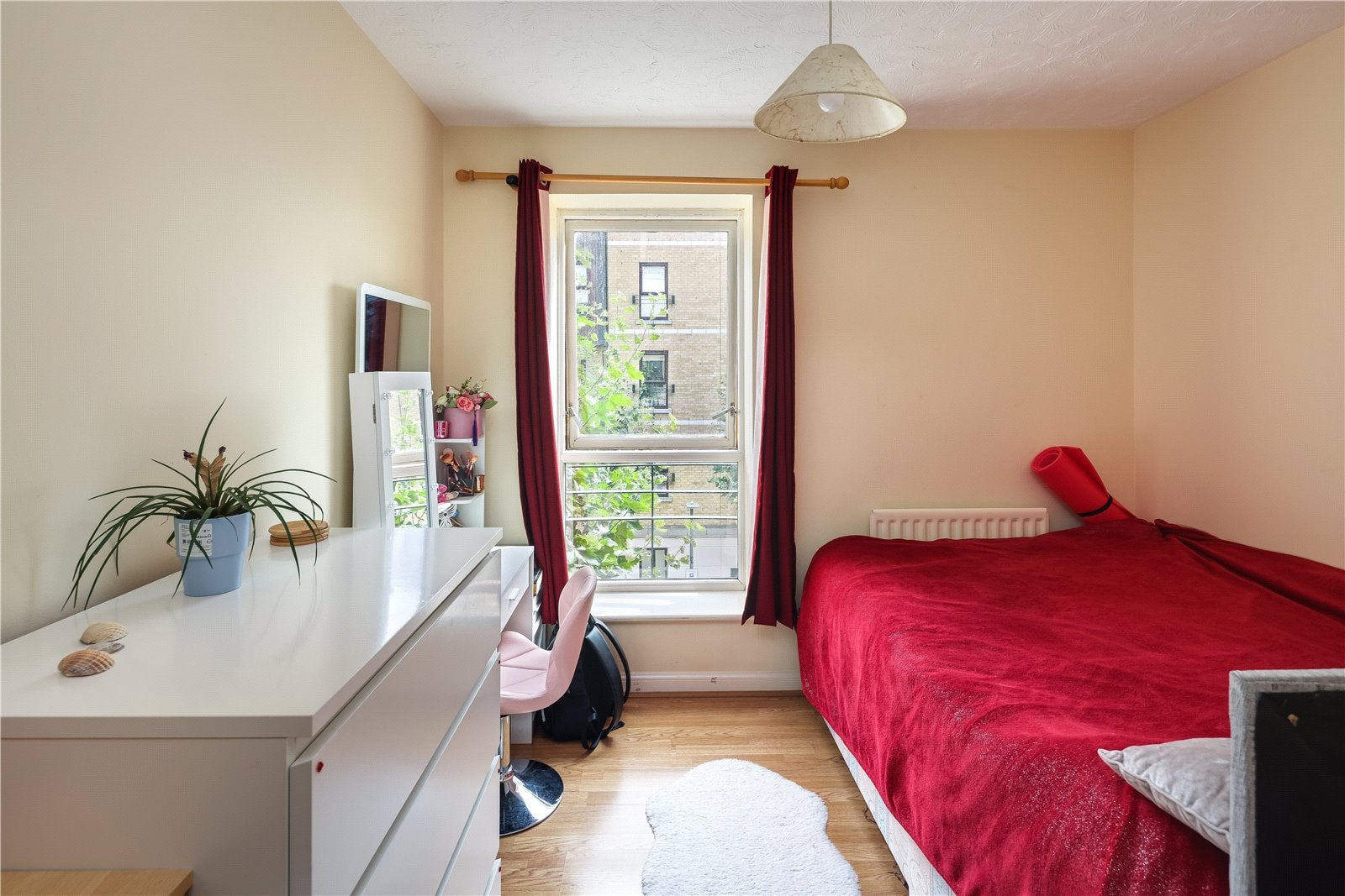 Flat Gatcombe Road in Greater London