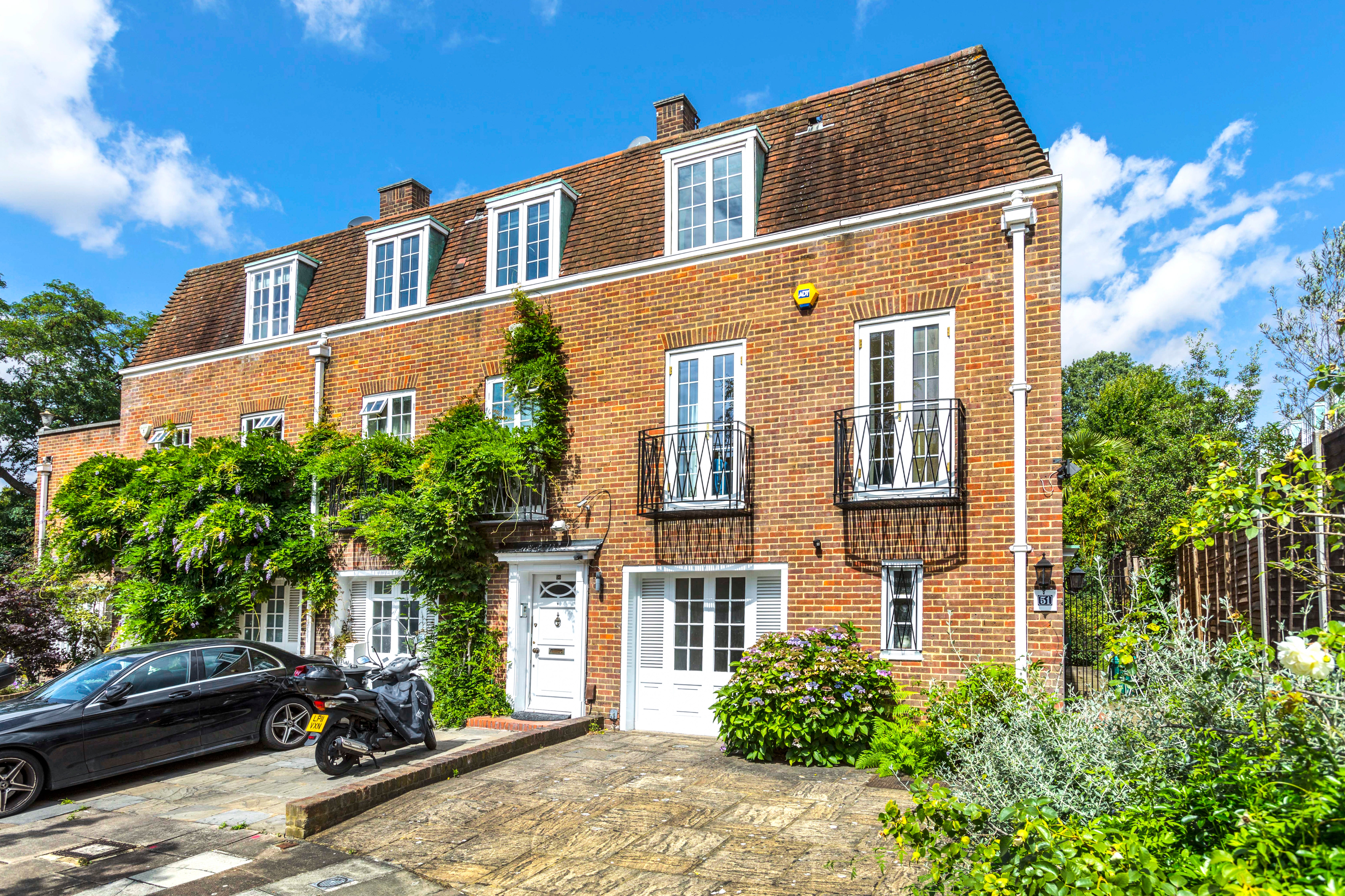 House Abbotsbury Close in Greater London