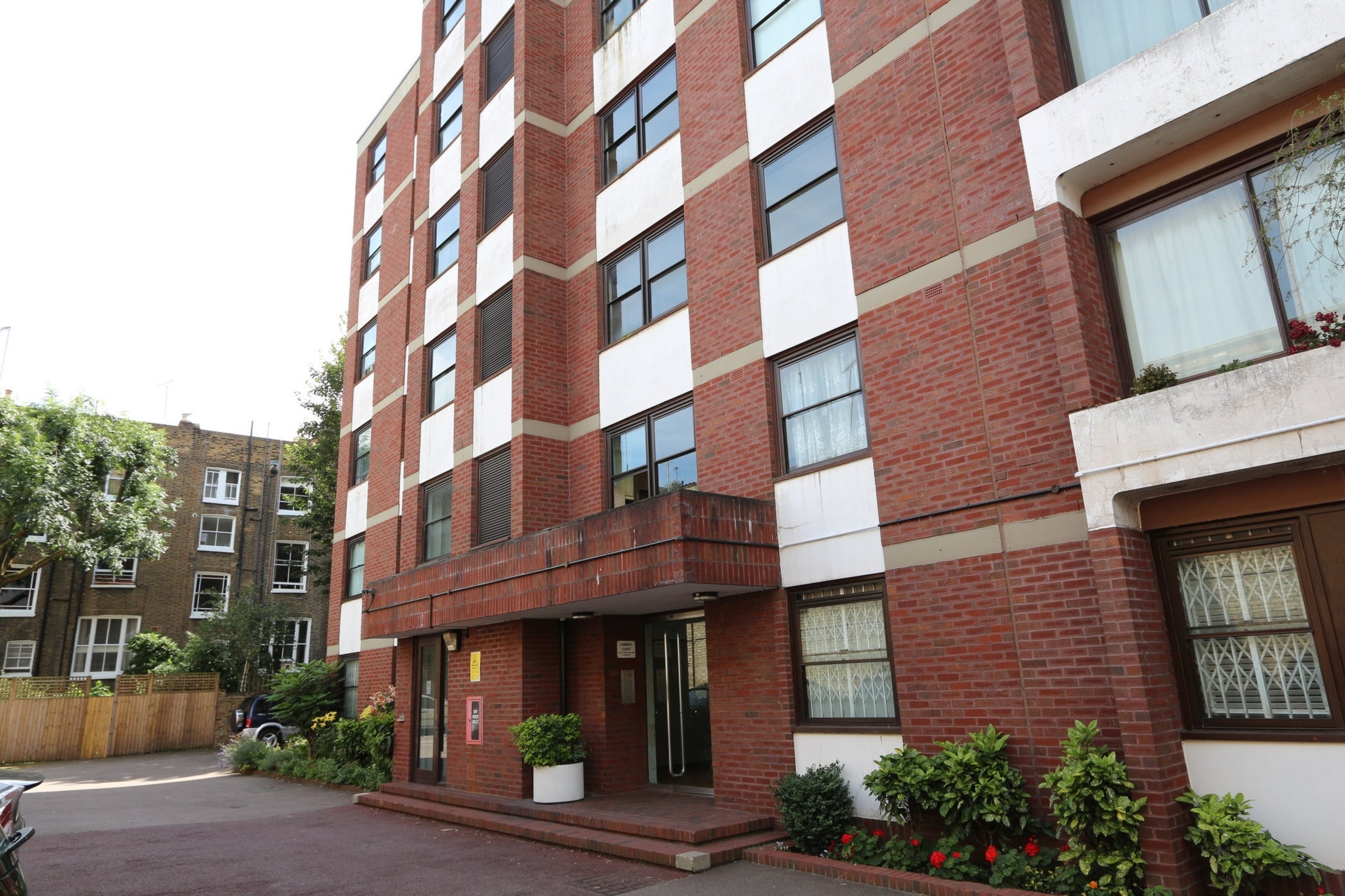 Flat Lorne Gardens in Greater London