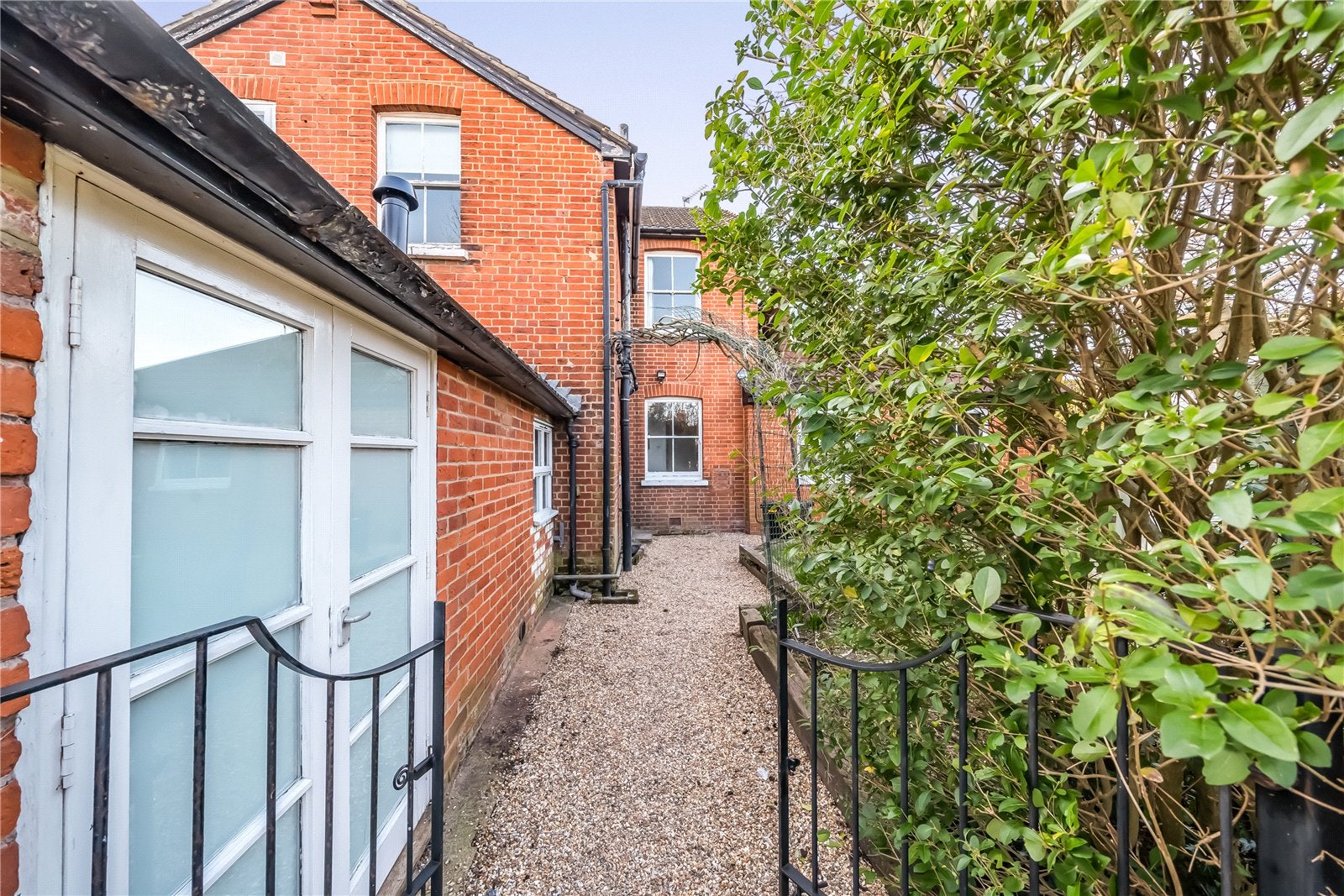 Flat Manor Road in Guildford