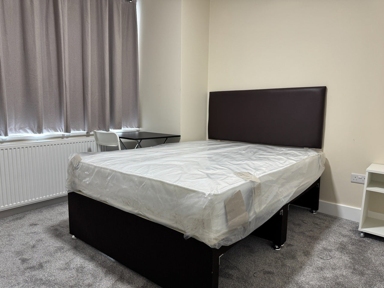 Room Stirling Road in Greater London