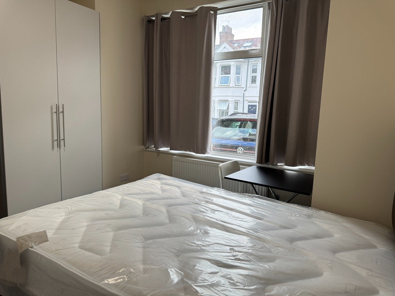 Room Stirling Road in Greater London