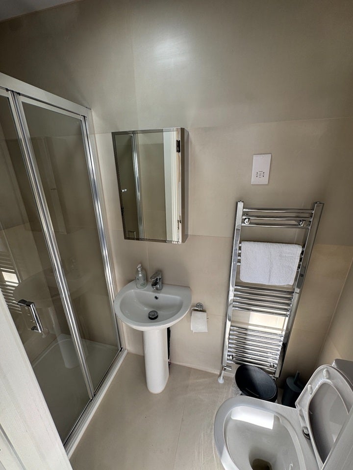 Room Stirling Road in Greater London