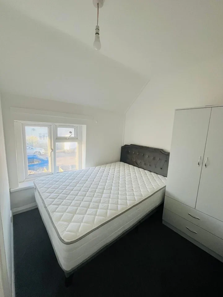 Room Christchurch Road in Tilbury