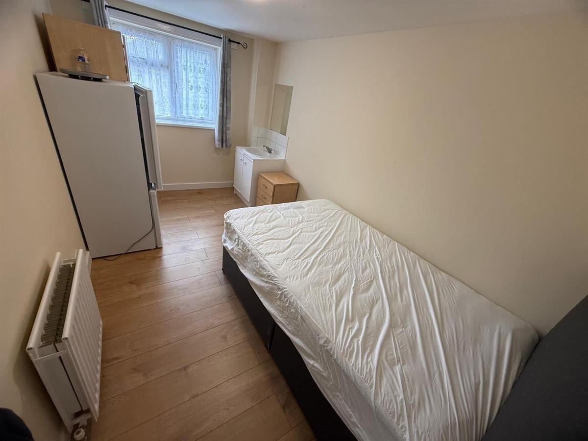 Room East Avenue in Greater London