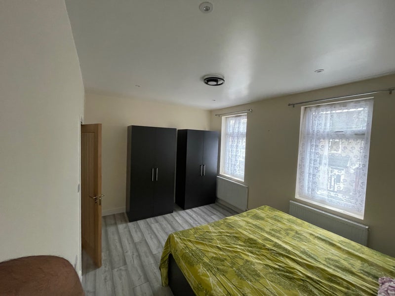 Room Hubert Road in Greater London