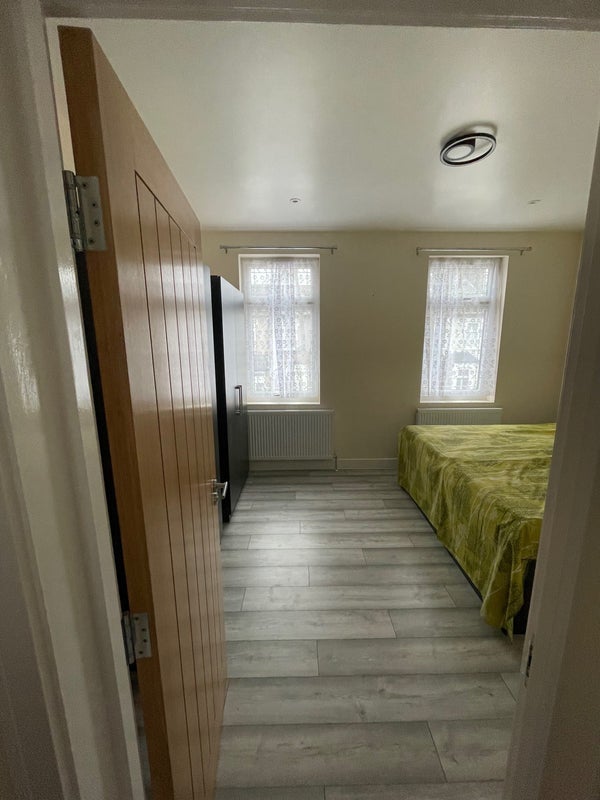 Room Hubert Road in Greater London
