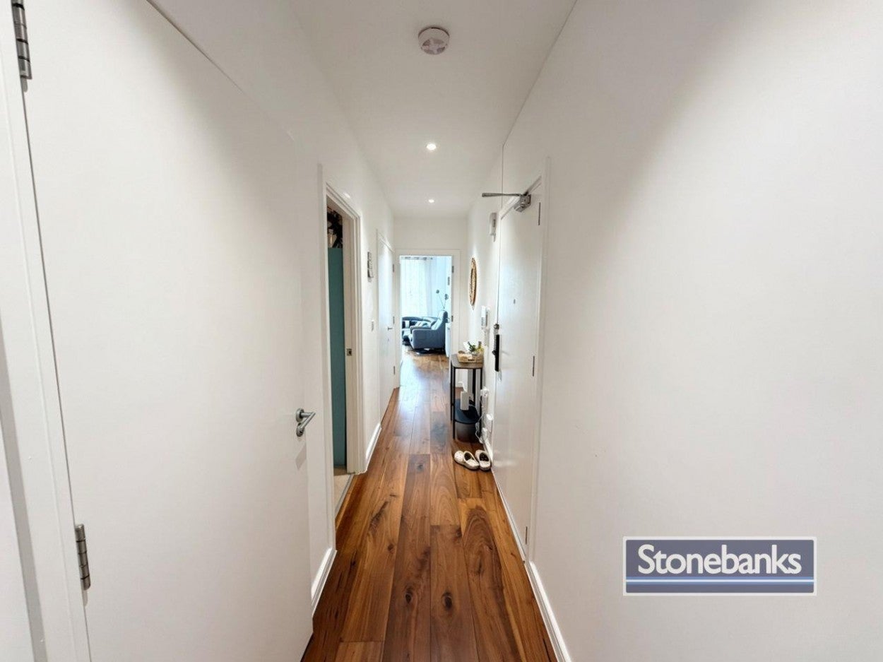 Flat Valentina Avenue in Greater London