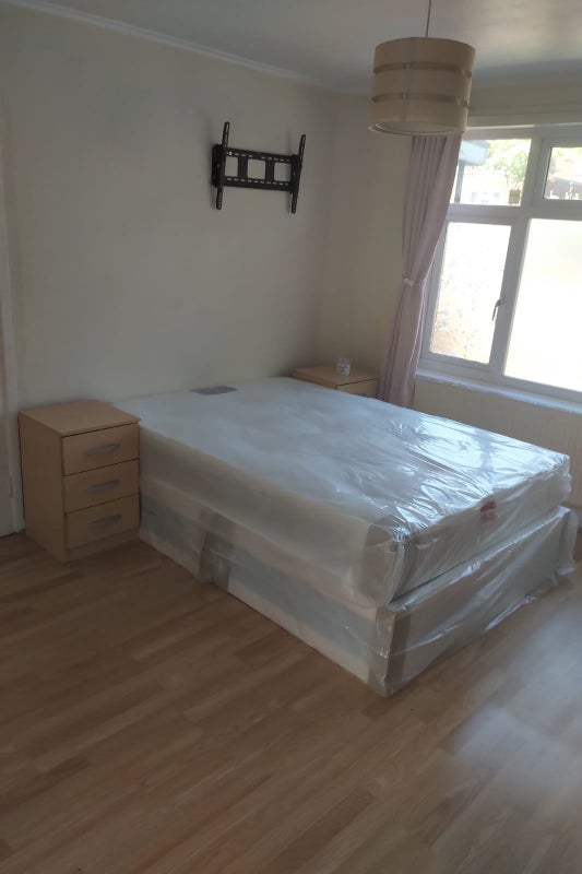Flat Hempstead Road in Greater London
