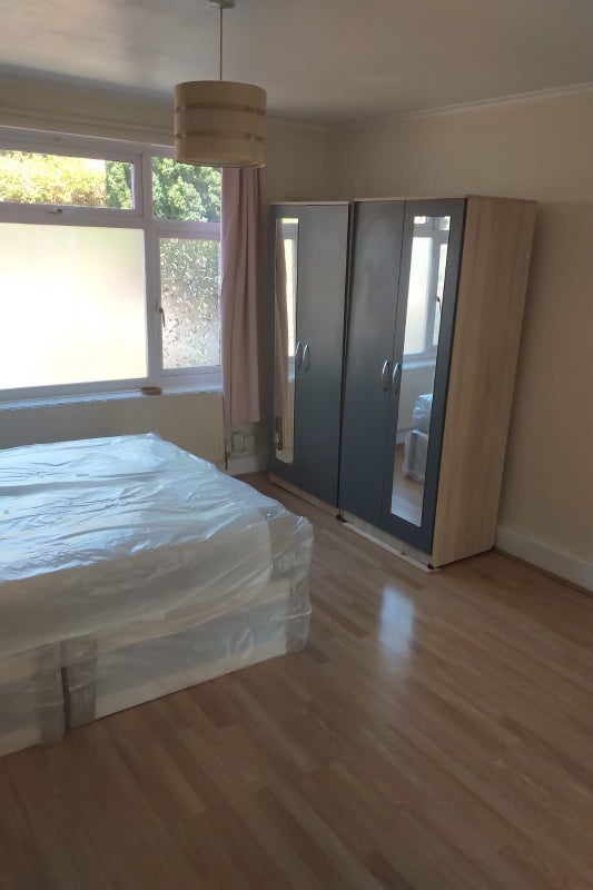 Flat Hempstead Road in Greater London
