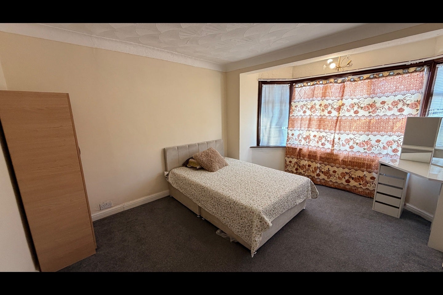 Room Springfield Drive in Greater London
