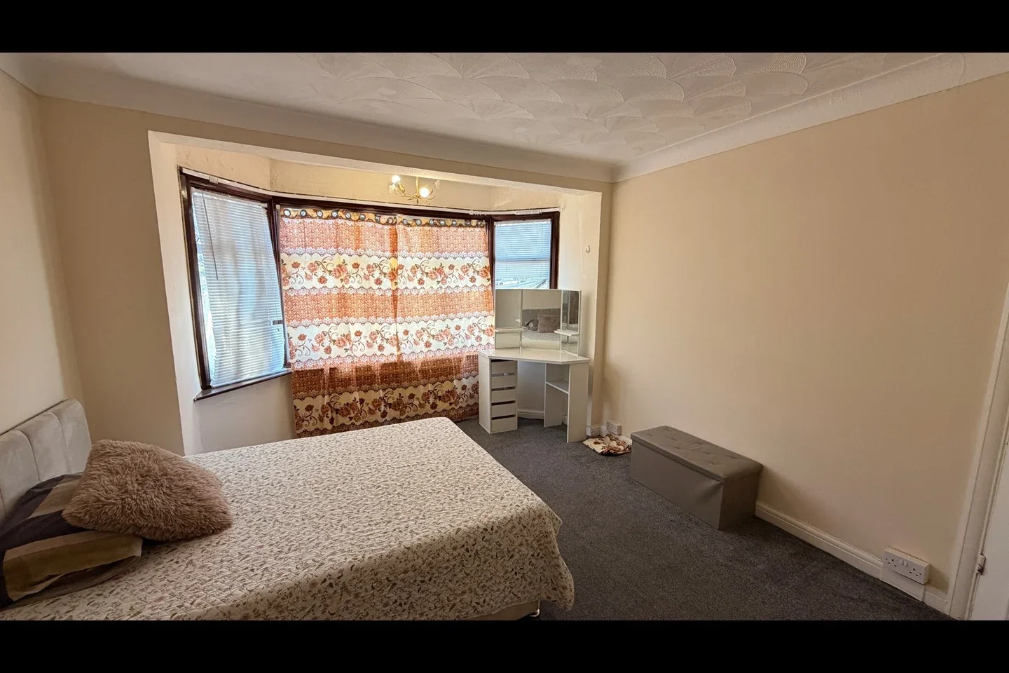 Room Springfield Drive in Greater London