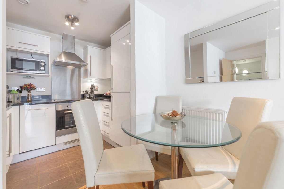 Flat Turner Street in Greater London