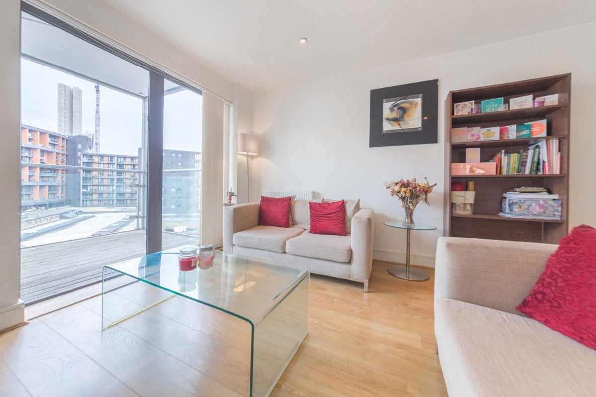 Flat Turner Street in Greater London