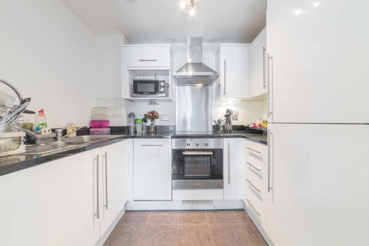 Flat Turner Street in Greater London