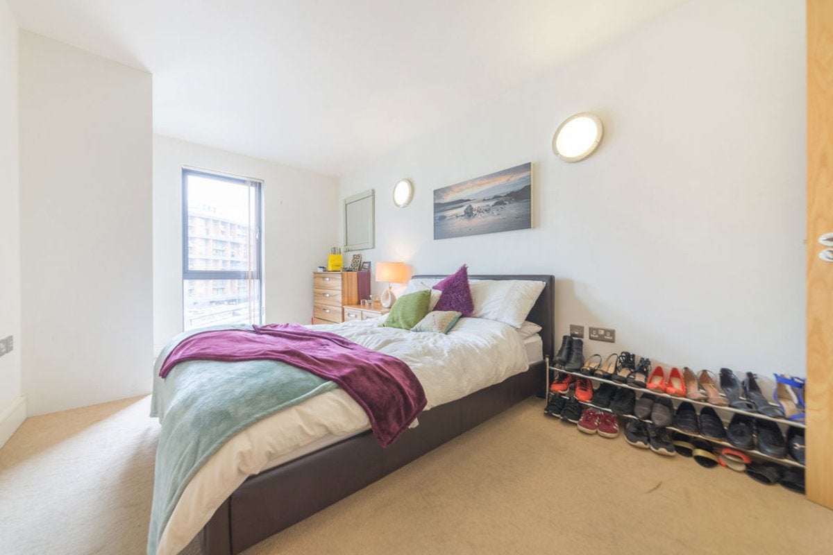 Flat Turner Street in Greater London