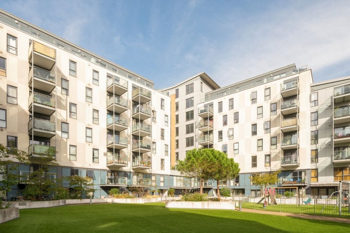 Flat Turner Street in Greater London