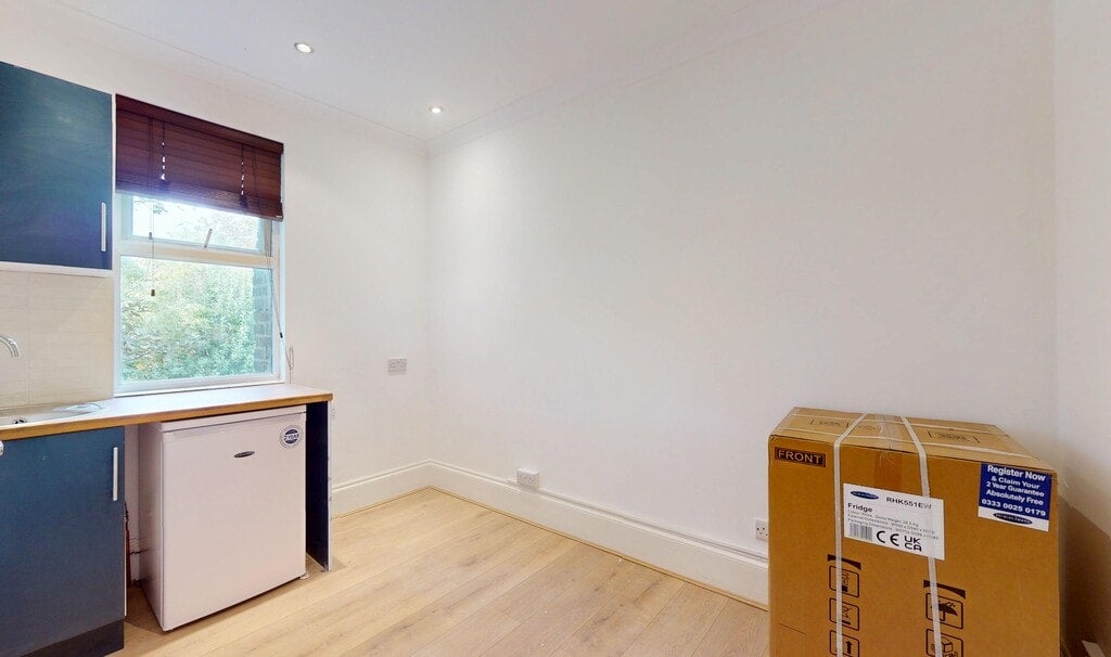 Flat Lyncroft Gardens in Greater London