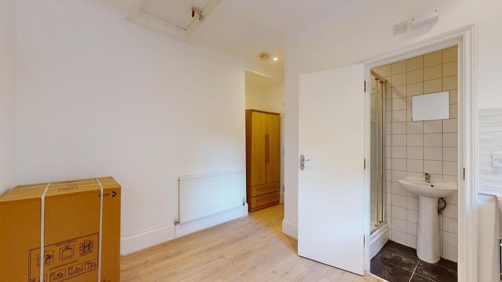 Flat Lyncroft Gardens in Greater London