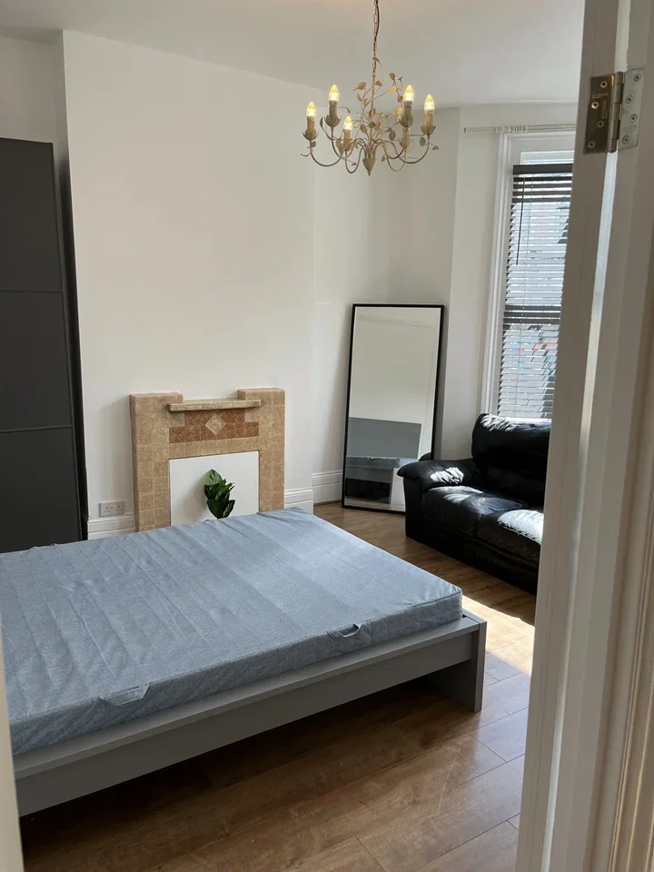 Room Plato Road in Greater London