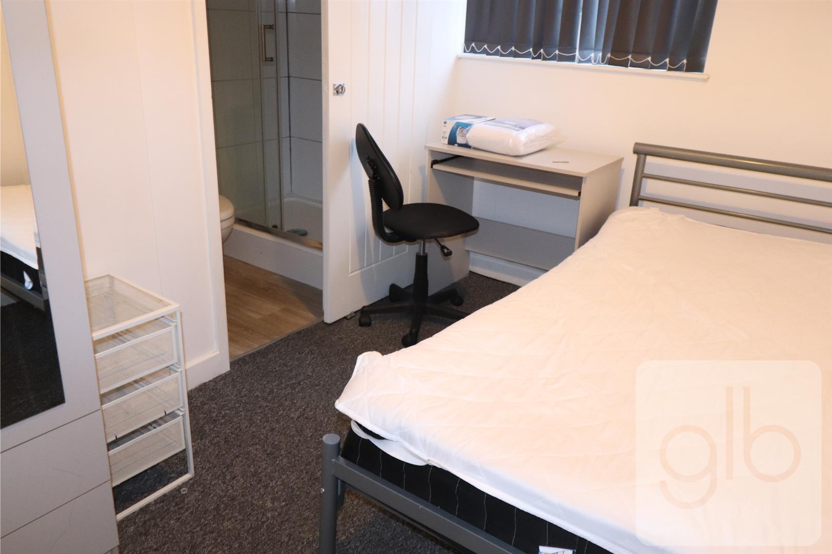 Room Terry Road in Coventry