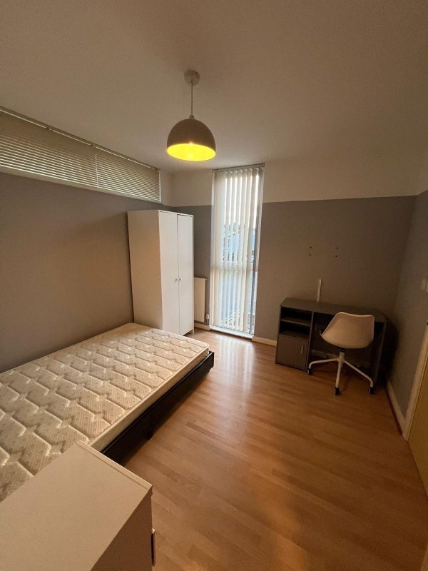 Room Commonwealth Avenue in Manchester
