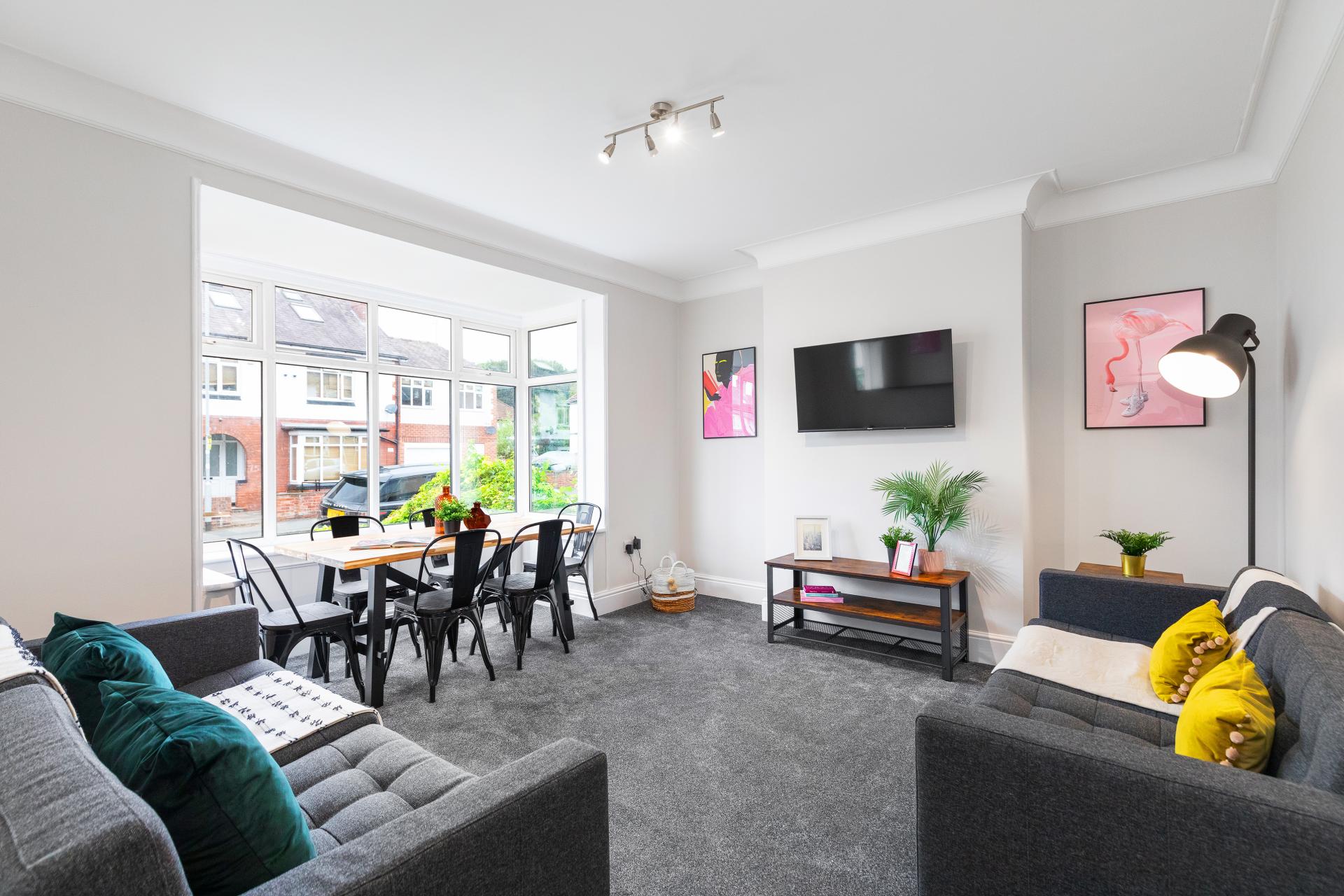 Room Estcourt Avenue in Leeds