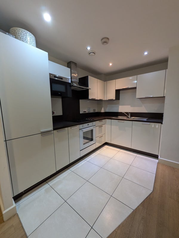 Room Albatross Way in Greater London