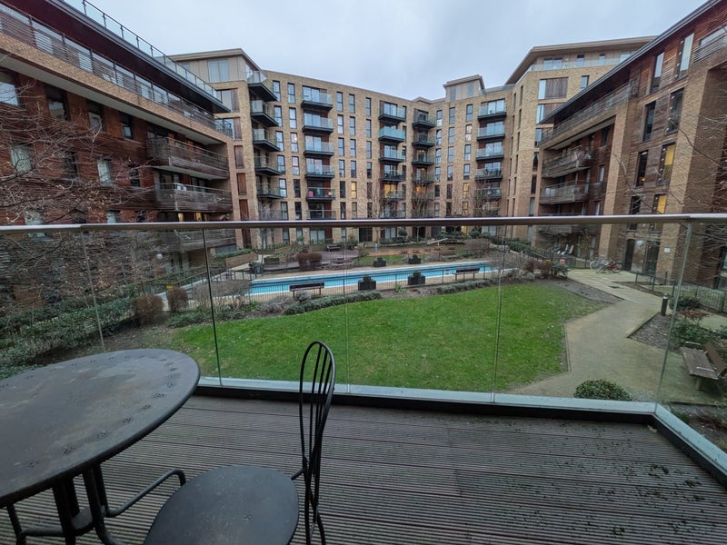 Room Albatross Way in Greater London