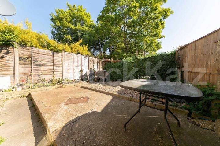 Flat Iverson Road in Greater London
