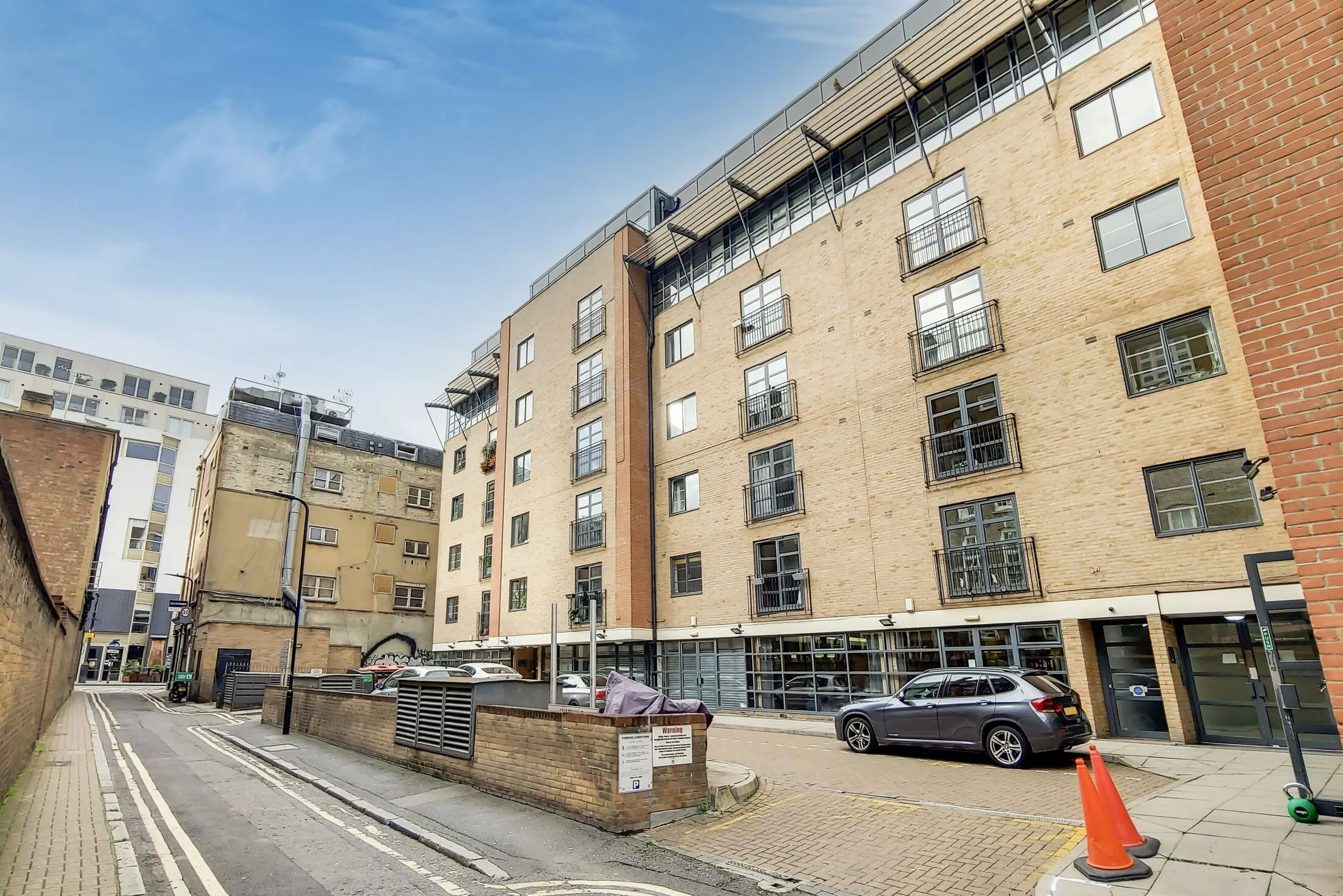 Flat Bateman's Row in Greater London