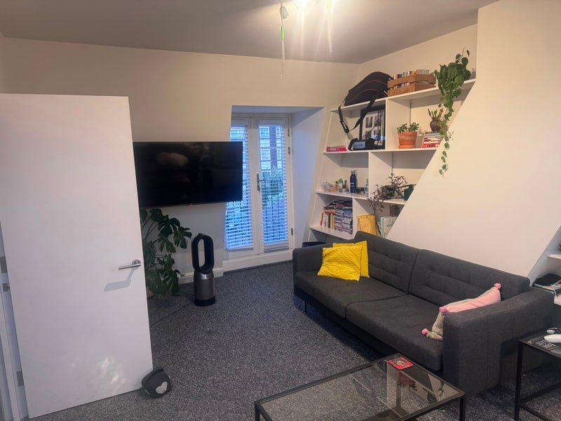 Room Collingbourne Road in Greater London