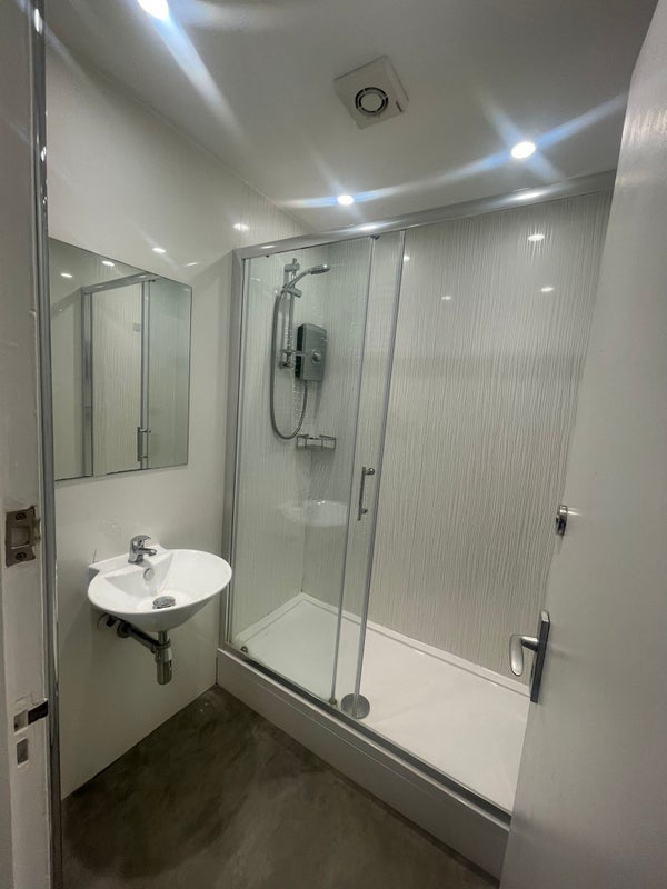 Room Moreland Street in Greater London