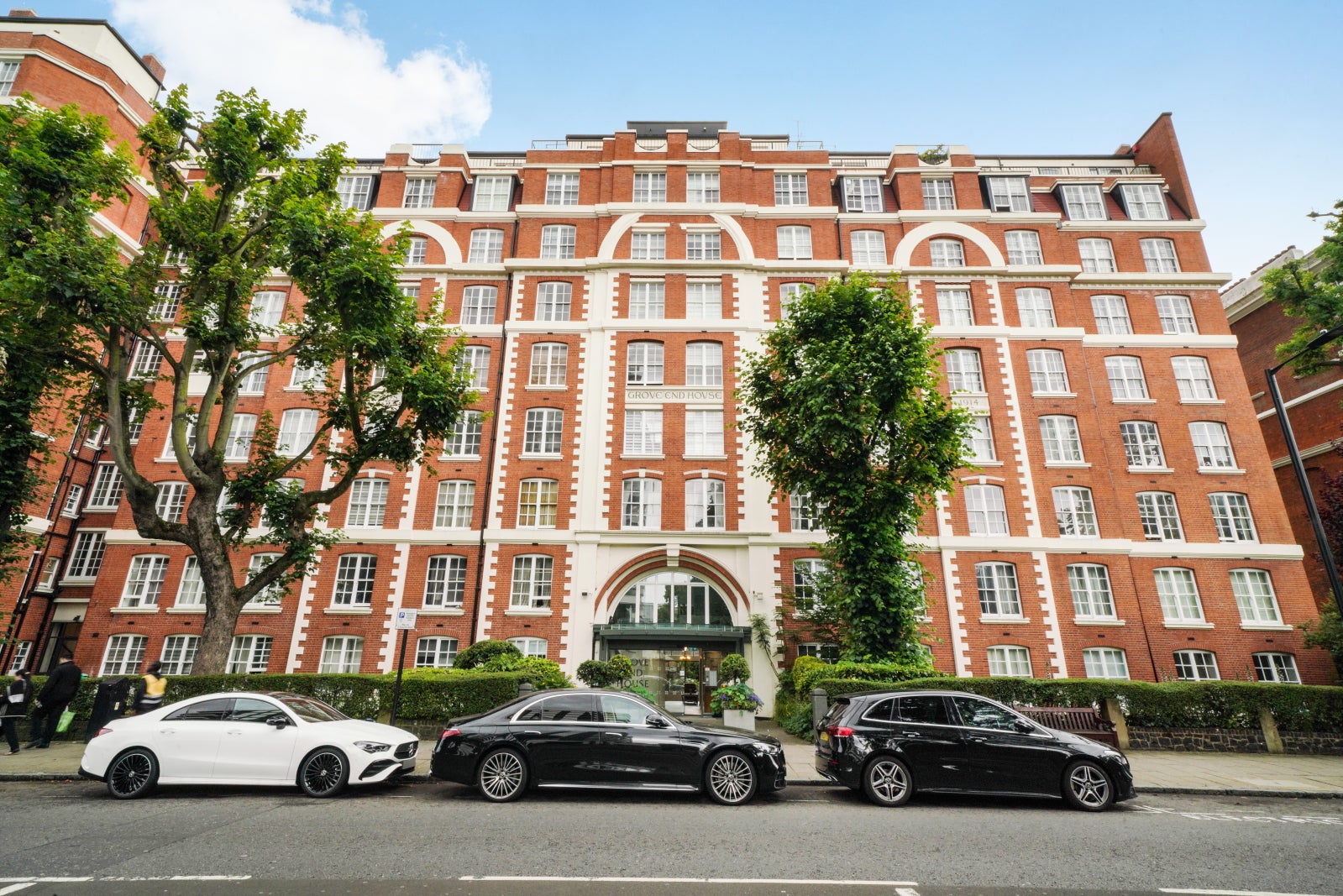 Flat Grove End Road in City of Westminster