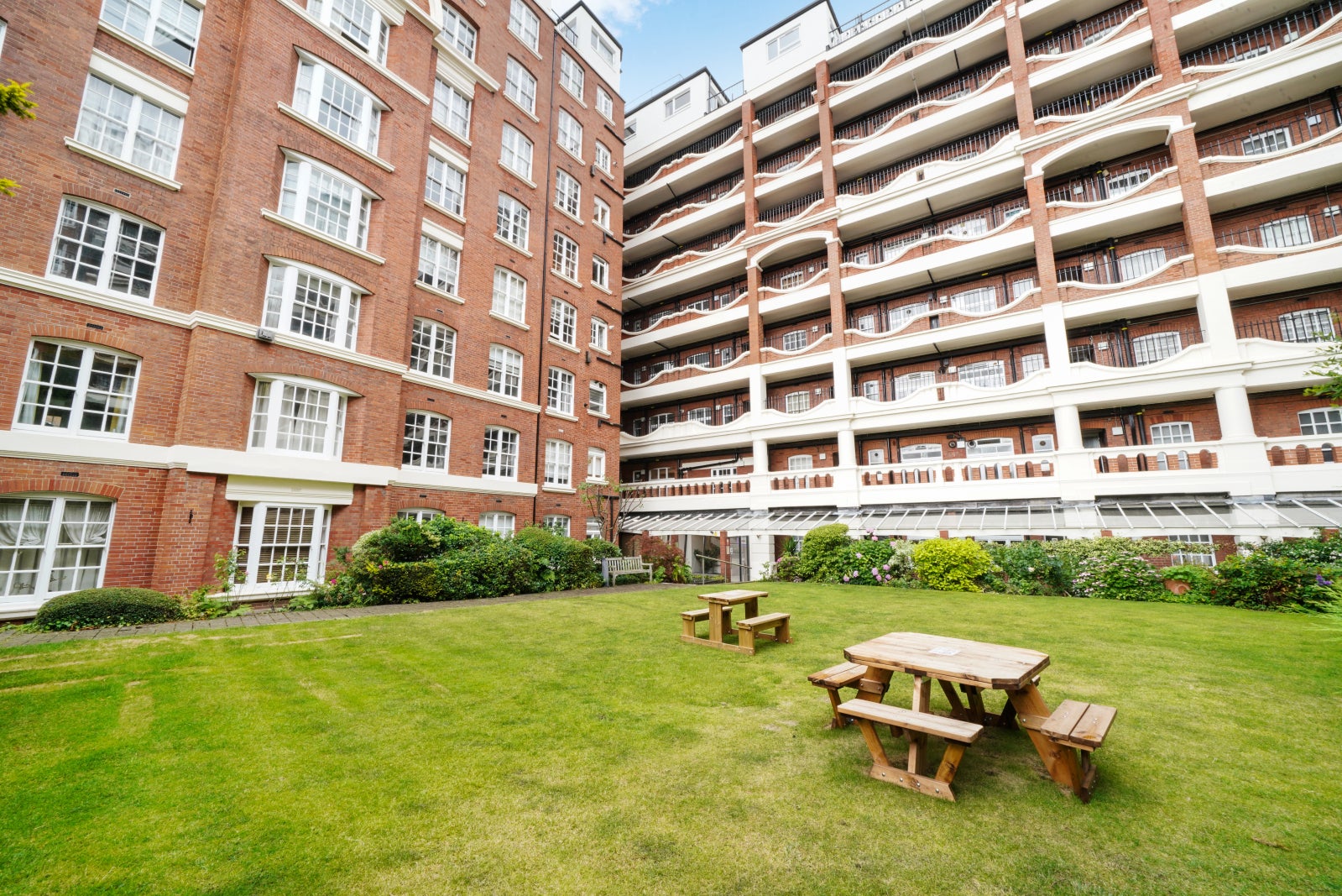 Flat Grove End Road in City of Westminster