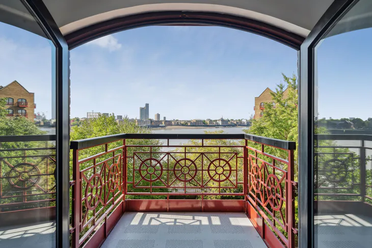 Flat Wapping Wall in Greater London