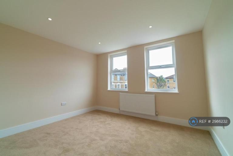 House Smalley Close in Greater London