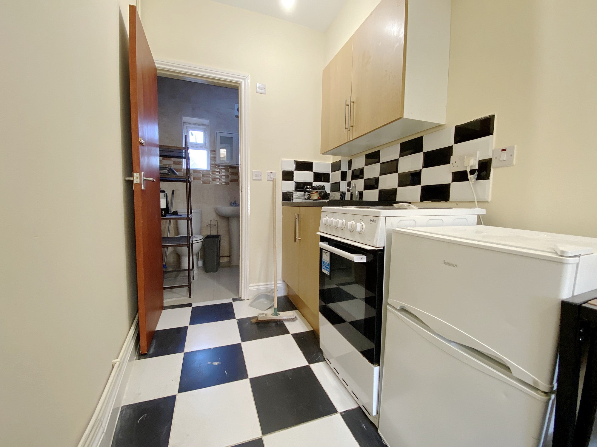 Room Oak Avenue in Greater London