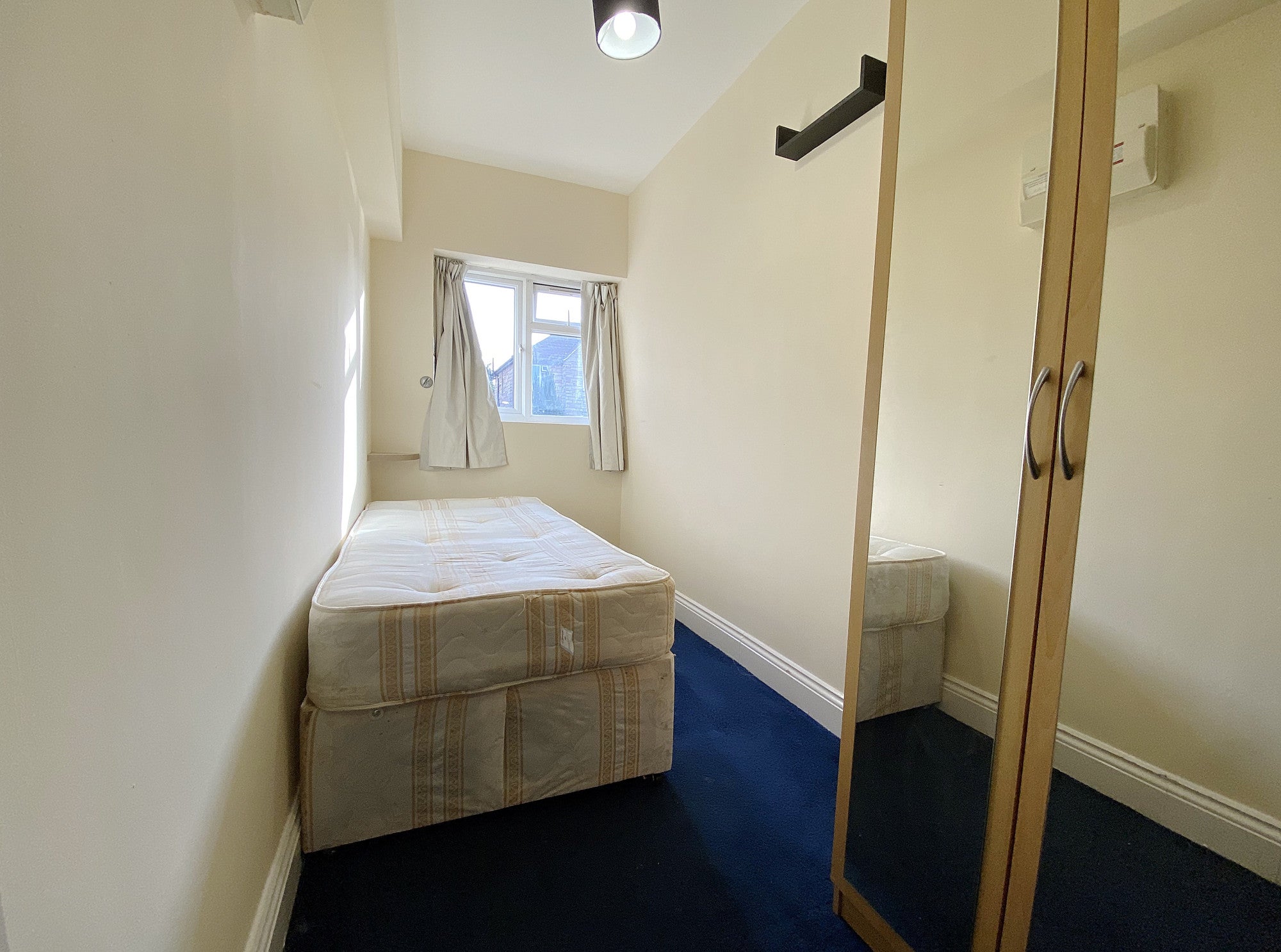 Room Oak Avenue in Greater London