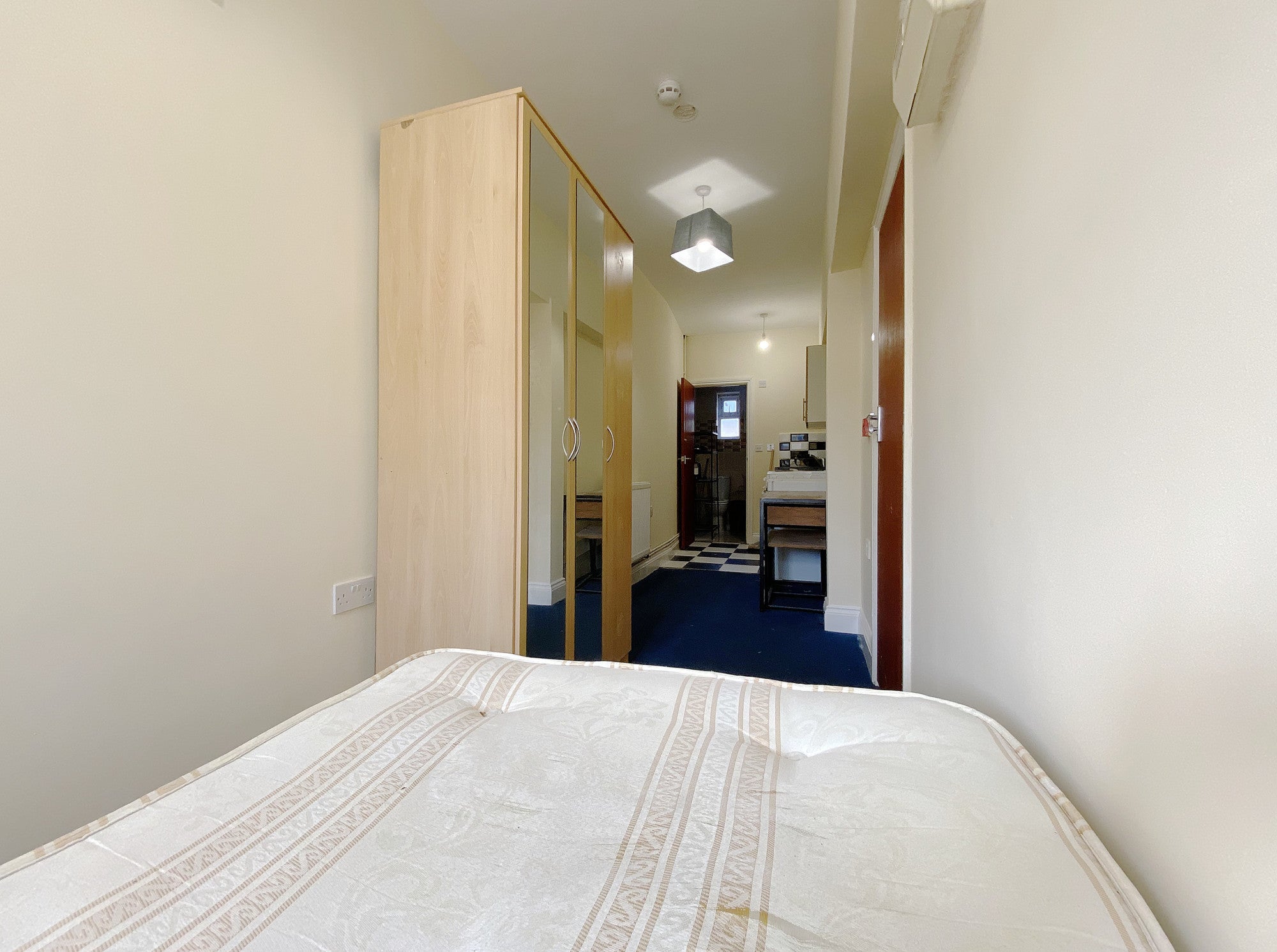Room Oak Avenue in Greater London