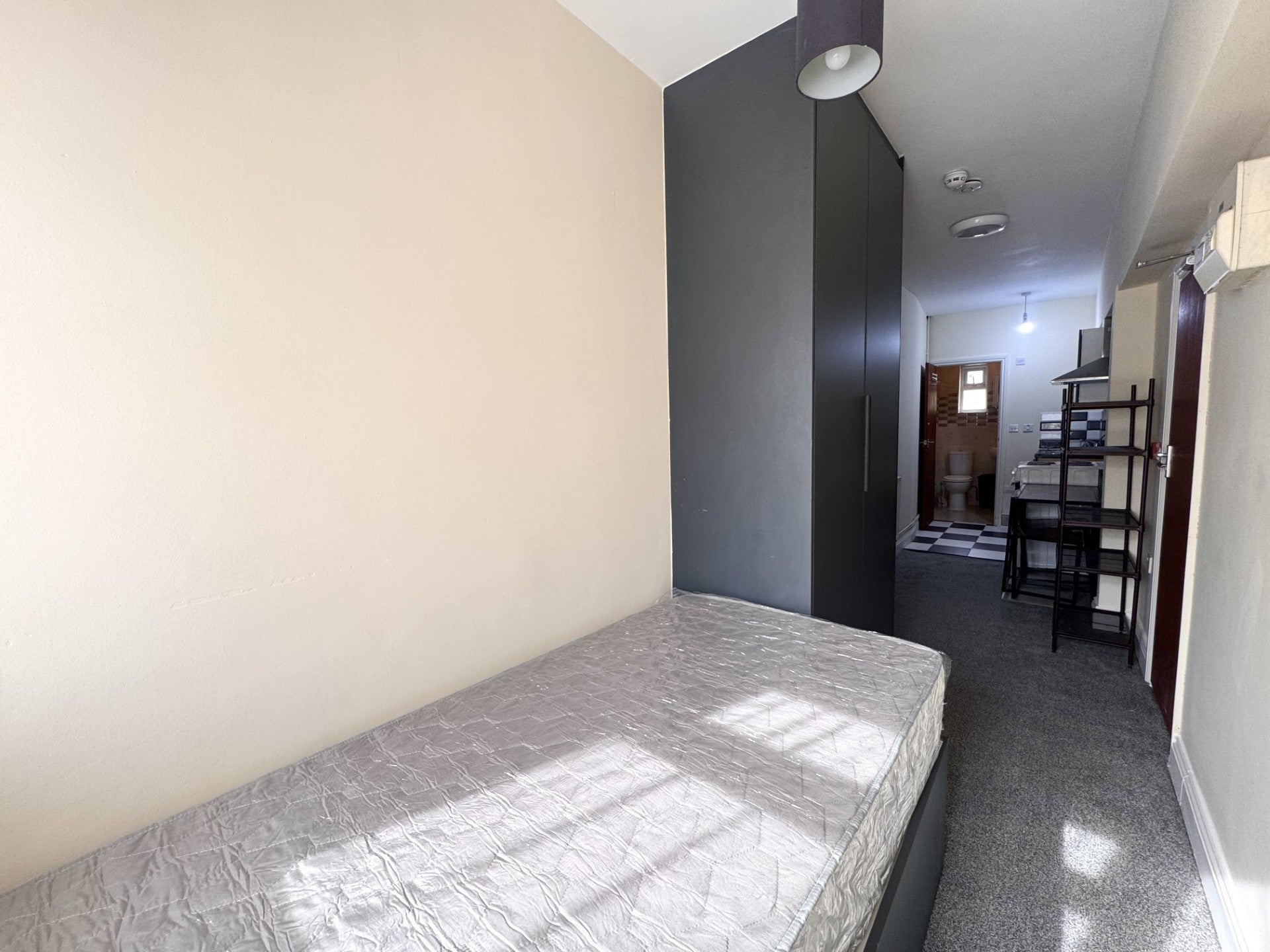 Room Oak Avenue in Greater London