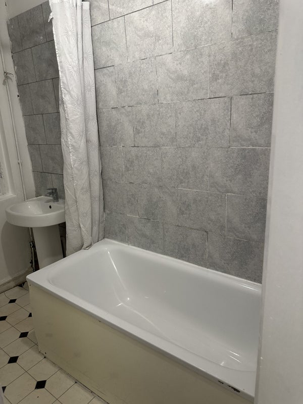 Room Brownhill Road in Greater London